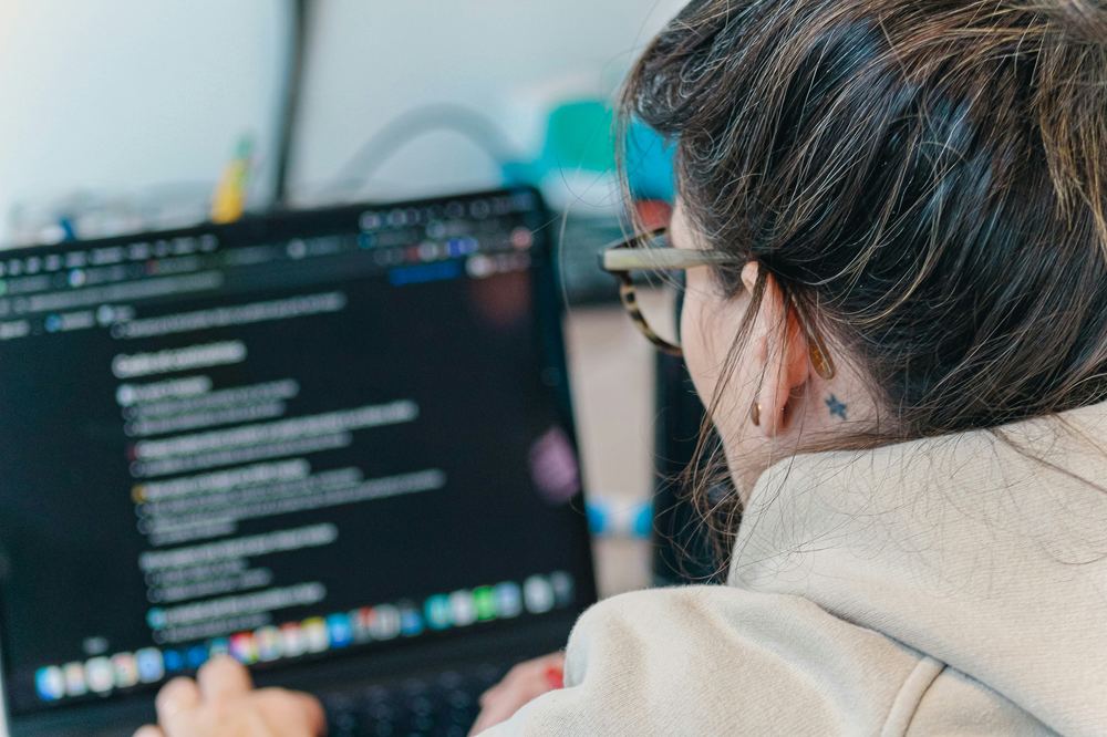 IT professional achter de laptop