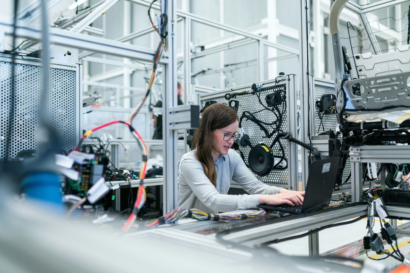 Engineer werkt aan elektrotechnische bekabeling