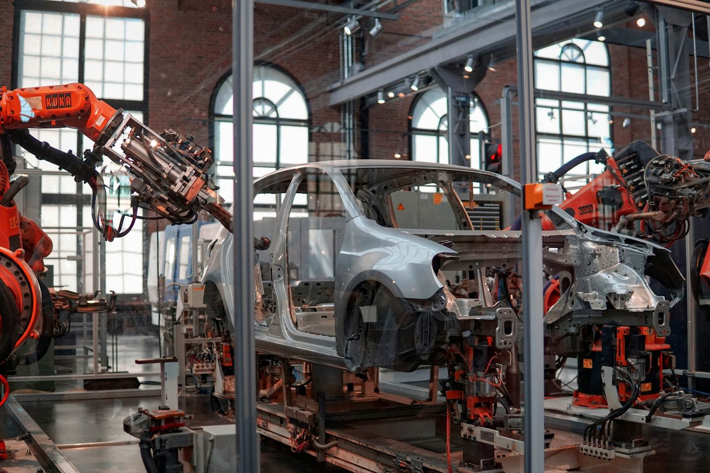 Robotarm werkt aan een werktuigbouwkundig project